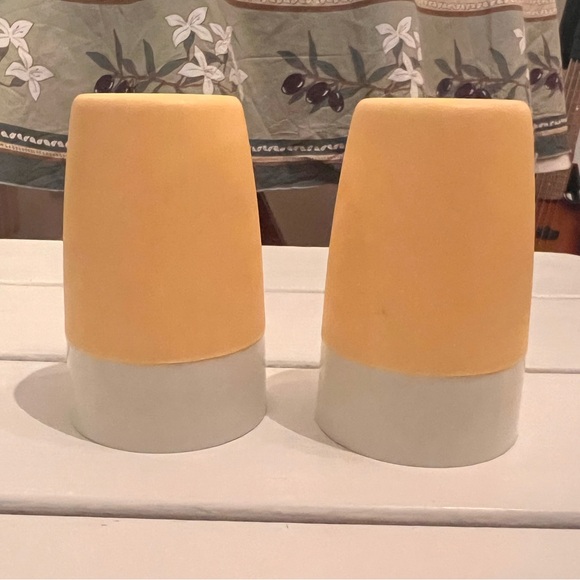 2 Tupperware Individual Hard Boiled Egg Cups Storage Vintage Retro Harvest Gold - Picture 7 of 7